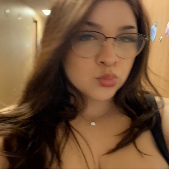 Meet your Posher, Elizabeth - Picture 2 of 3